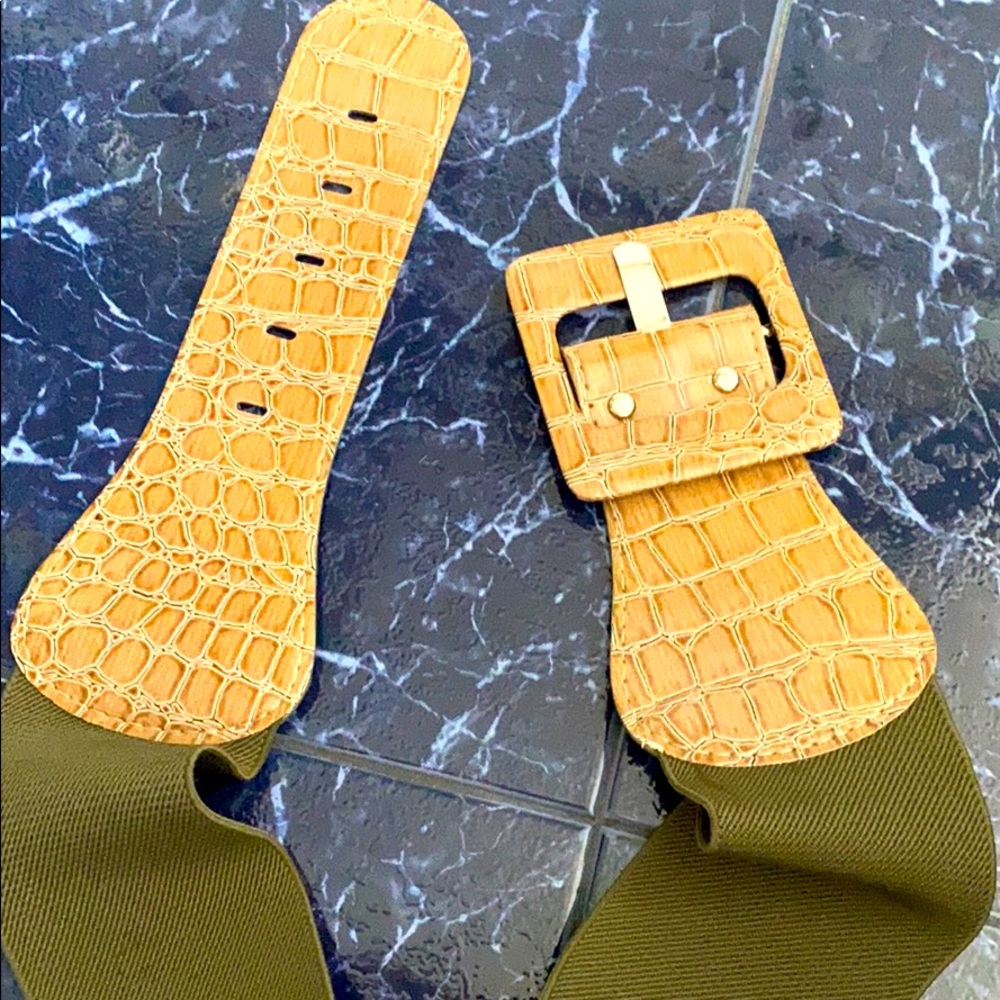 Stretchy belt with faux croc 🐊 details SM new